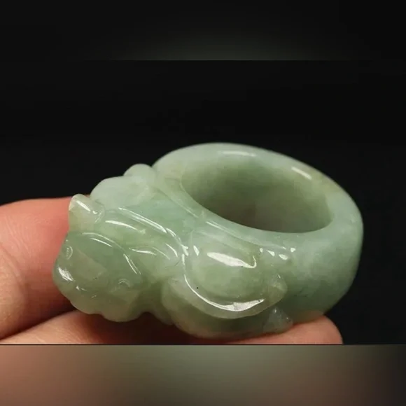 VINTAGE Large Jade Green Ring HandCarved Pixiu Size 11.5 Prosperity Good Luck - Picture 8 of 10